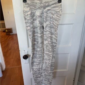 Alphalete Camouflage Leggings - Gray and Cream